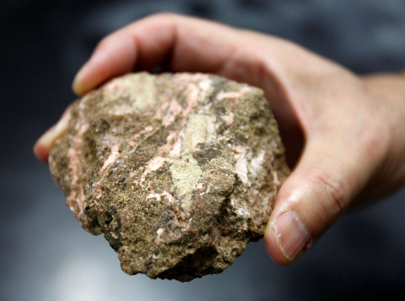 © Reuters. Un mineral que contiene tierras raras en Tokio