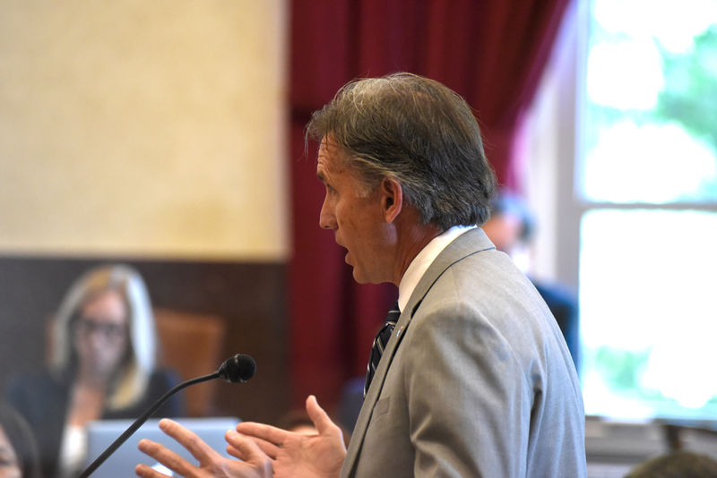 © Reuters. Oklahoma Attorney General Mike Hunter gives an opening statement on the first day of a trial of Johnson & Johnson in Norman