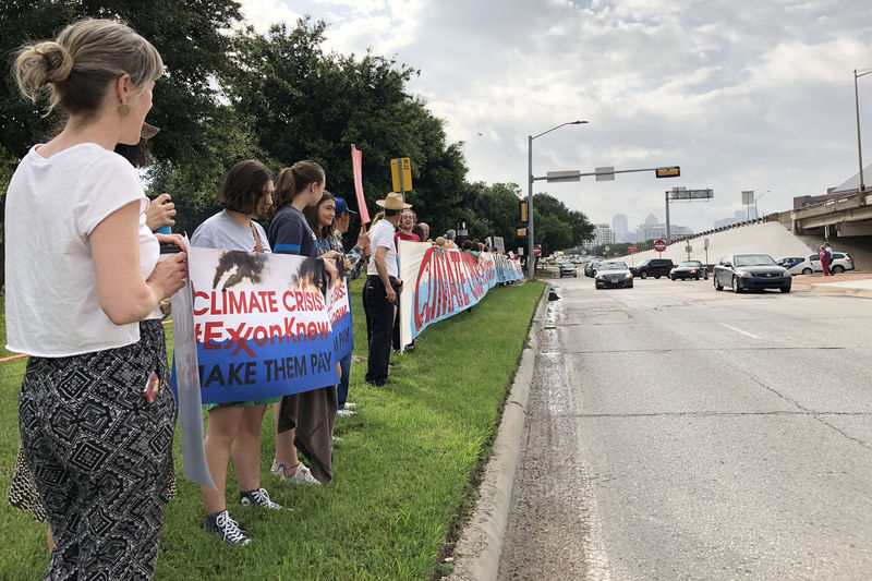 © Reuters. Protestors gather outside the ExxonMobil annual shareholders meeting to protest the company’s climate policies as people arrive at the 2019 annual shareholders meeting in Dallas