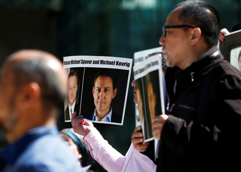 © Reuters. FILE PHOTO: People hold signs calling for China to release Canadian detainees Michael Spavor and Michael Kovrig during a court appearance by Huawei's Financial Chief Meng Wanzhou, outside of British Columbia Supreme Court building in Vancouver, Briti