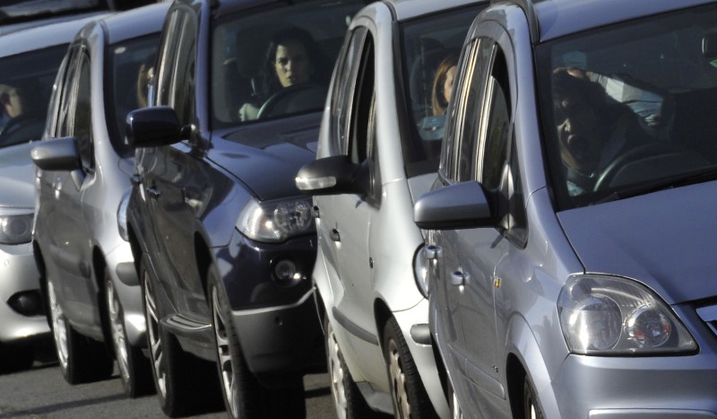 © Reuters. Drivers queue on a main road in central London