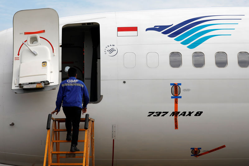 © Reuters. A technician prepares to check Garuda Indonesia's Boeing 737 Max 8 airplane parked at the Garuda Maintenance Facility AeroAsia, at Soekarno-Hatta International airport near Jakarta