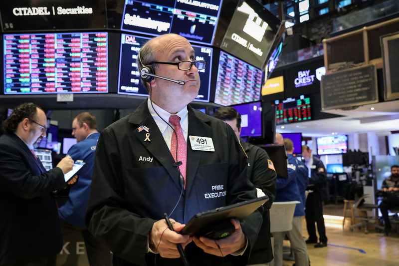 © Reuters. Traders work on the floor at the NYSE in New York