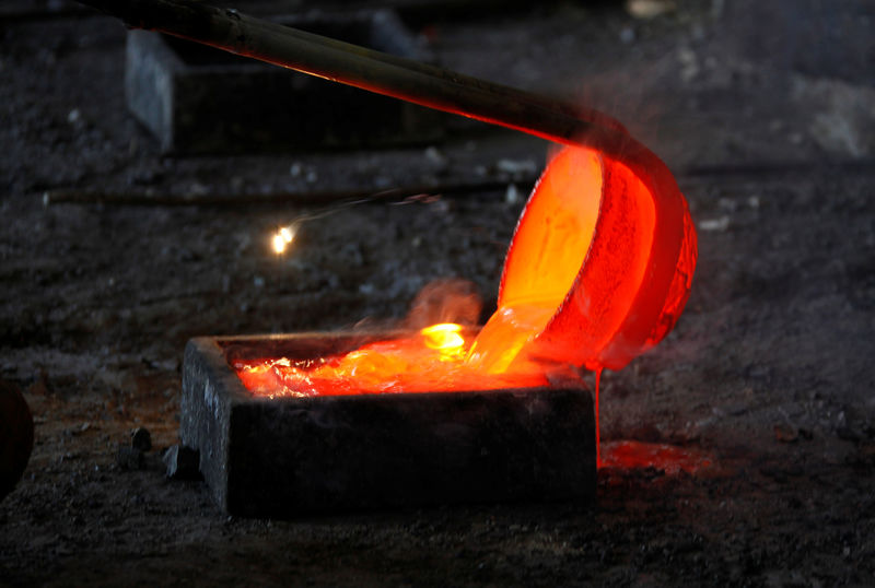 © Reuters. FILE PHOTO: Molten rare earth metal Lanthanum is poured into a mold at a smelting workshop near the town of Damao in China's Inner Mongolia Autonomous Region