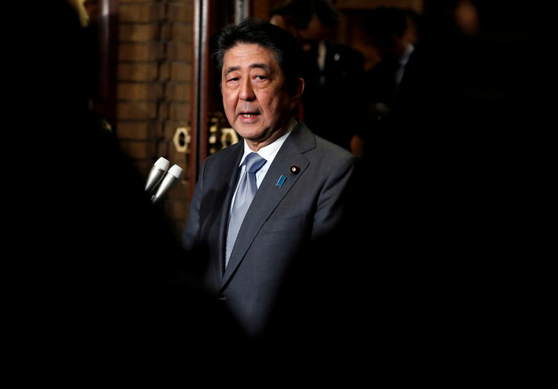 © Reuters. FILE PHOTO : Japan's Prime Minister Shinzo Abe speaks to media after phone talks with U.S. President Donald Trump after second North Korea-U.S. summit, in Tokyo