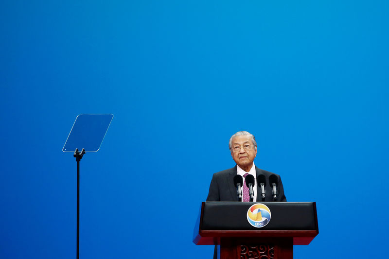 © Reuters. Malaysian Prime Minister Mahathir Mohamad speaks at the opening ceremony for the second Belt and Road Forum in Beijing