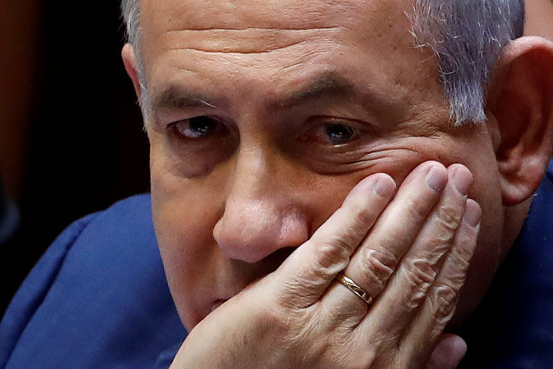 © Reuters. El primer ministro israelí, Benjamin Netanyahu, sentado en el pleno de la Knesset, el parlamento de Israel, en Jerusalén