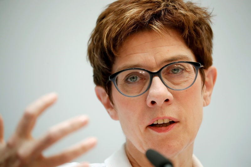 © Reuters. FOTO DE ARCHIVO: Annegret Kramp-Karrenbauer, presidenta de la Unión Democrática Cristiana (CDU) de Alemania, asiste a una conferencia de prensa en Berlín
