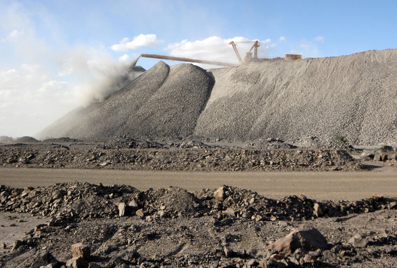 © Reuters. FILE PHOTO: Mining machine is seen at the Bayan Obo mine containing rare earth minerals, in Inner Mongolia