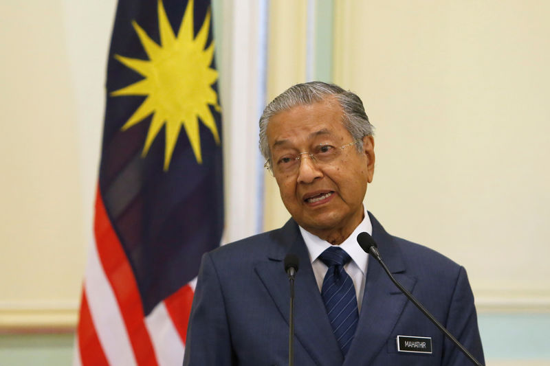 © Reuters. Malaysia's Prime Minister Mahathir Mohamad speaks during a joint news conference