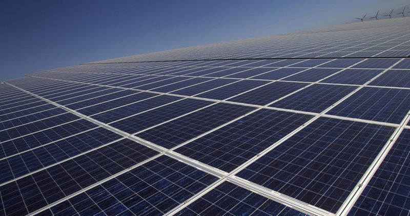 © Reuters. Paneles solares en los terrenos del Instituto Tecnológico y de Energías Renovables (ITER) en las afueras de Santa Cruz de Tenerife