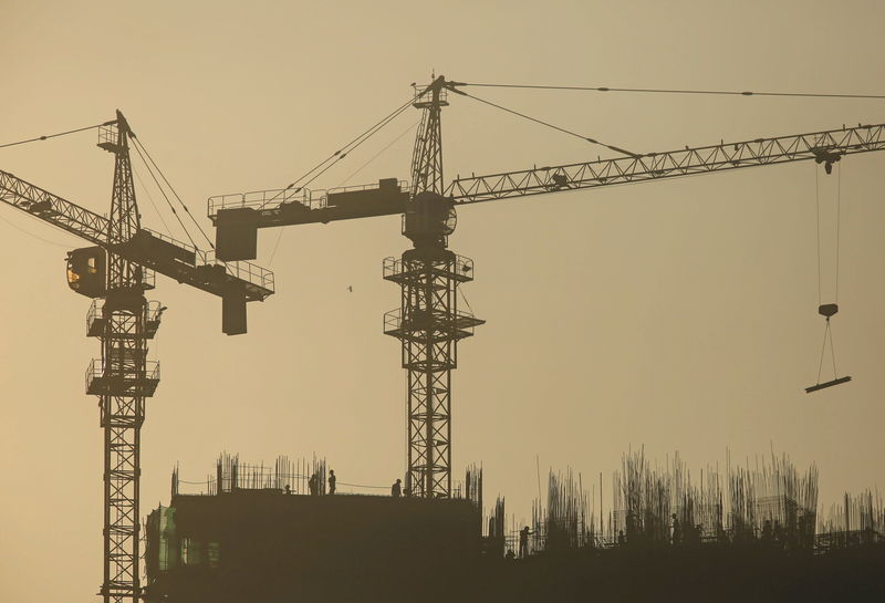 © Reuters. FILE PHOTO: Labourers works at the construction site of a residential building in Mumbai