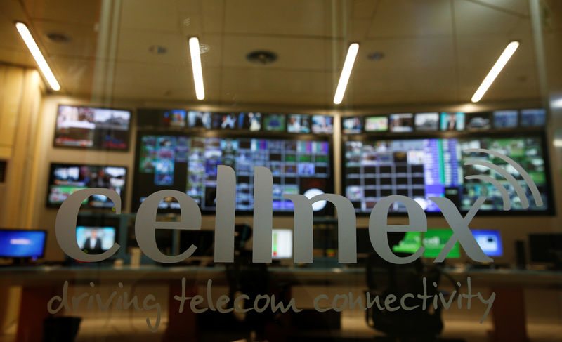 © Reuters. FILE PHOTO: The logo of SpainÕs telecoms infrastructures firm Cellnex is seen in a glass at the entrance of the control room of main telecom tower, known as "Piruli", in Madrid