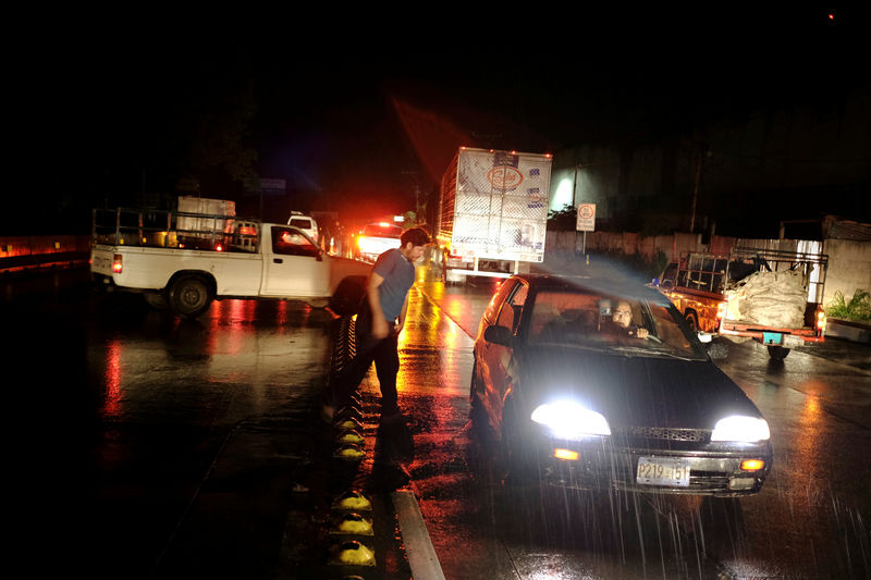 © Reuters. Trânsito interrompido em San Salvador após terremoto