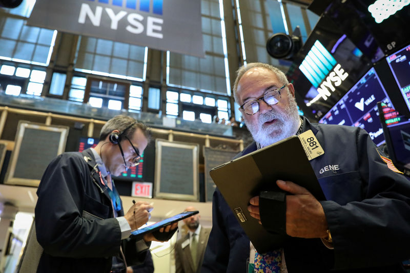 © Reuters. Traders work on the floor at the NYSE in New York