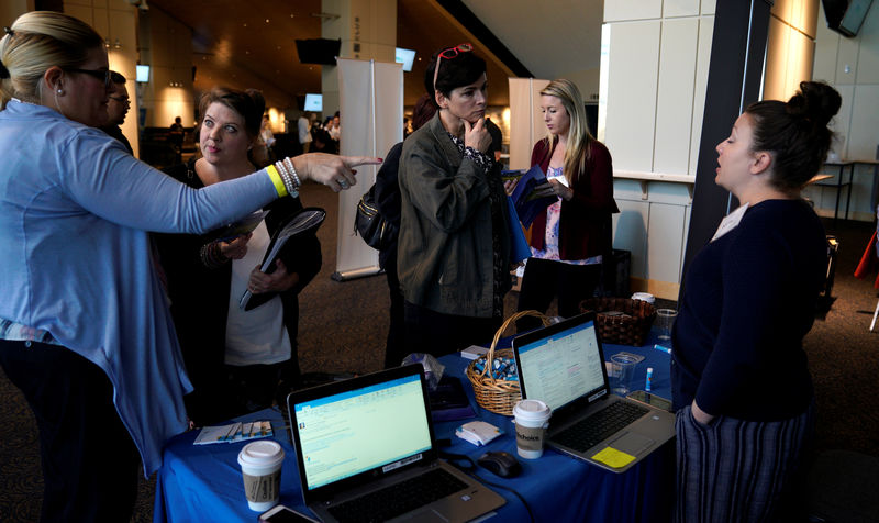 © Reuters. Pessoas em busca de emprego conversam com recrutadores em feira de empregos em Denver, no Colorado