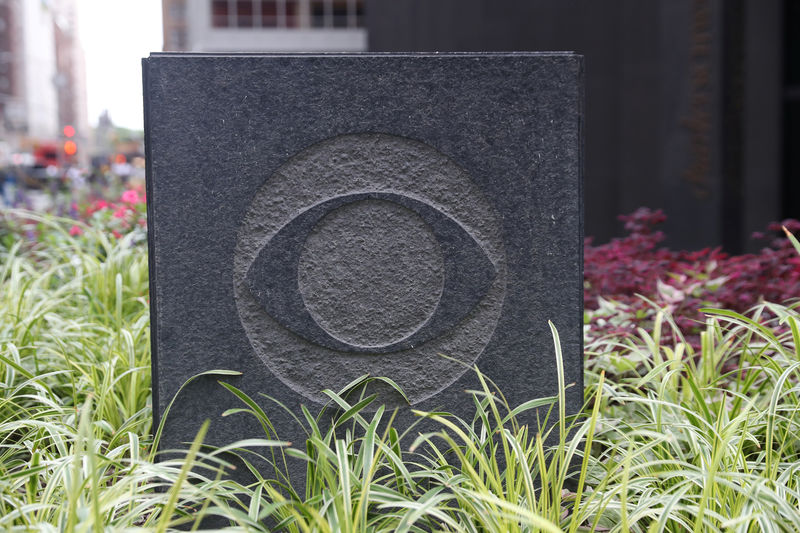 © Reuters. FILE PHOTO: The CBS broadcasting logo is seen outside their headquarters in Manhattan