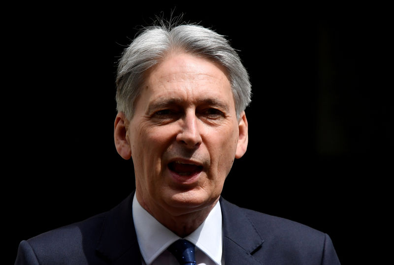 © Reuters. FOTO DE ARCHIVO: El Ministro de Hacienda británico Philip Hammond abandona Downing Street