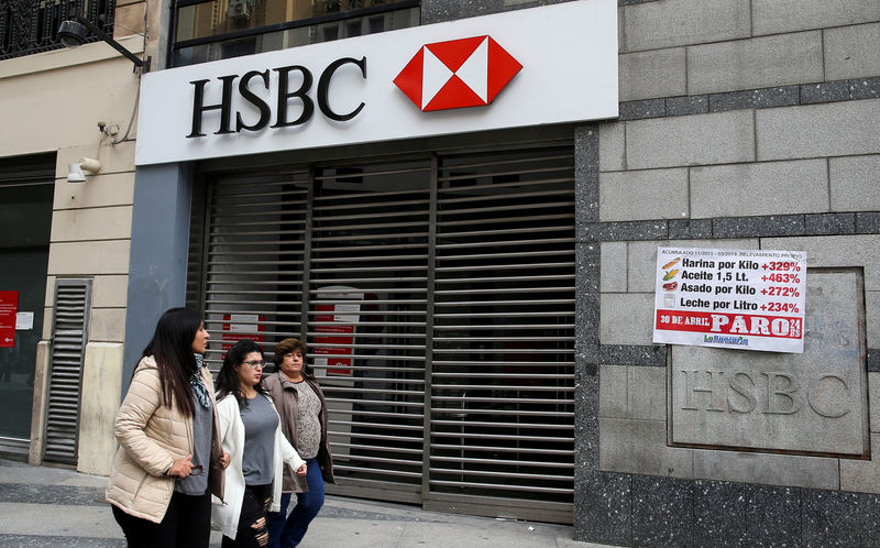 © Reuters. FILE PHOTO: Pedestrians walk past closed HSBC bank during a national strike in Buenos Aires