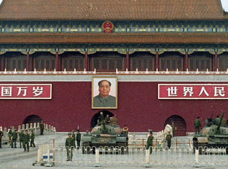 © Reuters. Soldados e tanques do Exército chinês na Praça a Paz Celestial em junho de 1989