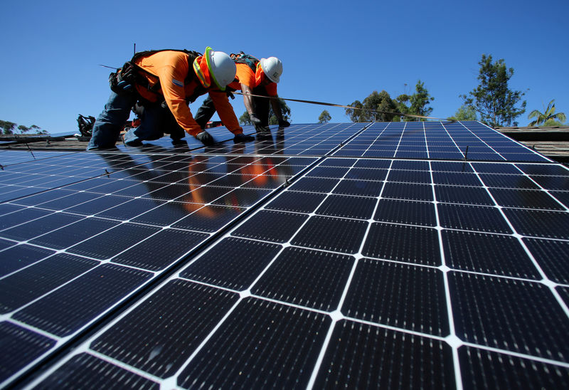 © Reuters. Instaladores de paineis solares em San Diego (EUA)