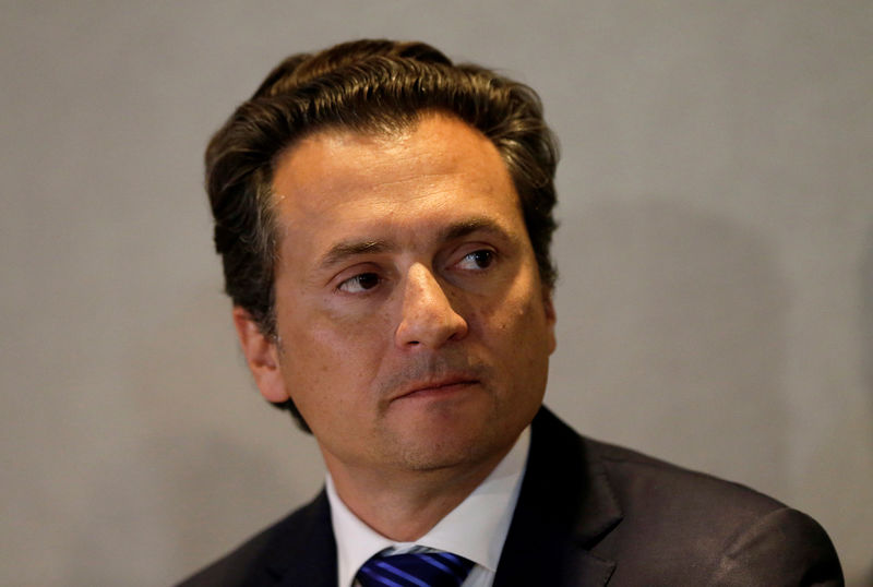 © Reuters. FILE PHOTO: FILE PHOTO: Emilio Lozoya, former chief Executive Officer of Petroleos Mexicanos (Pemex) speaks during a news conference, in Mexico City