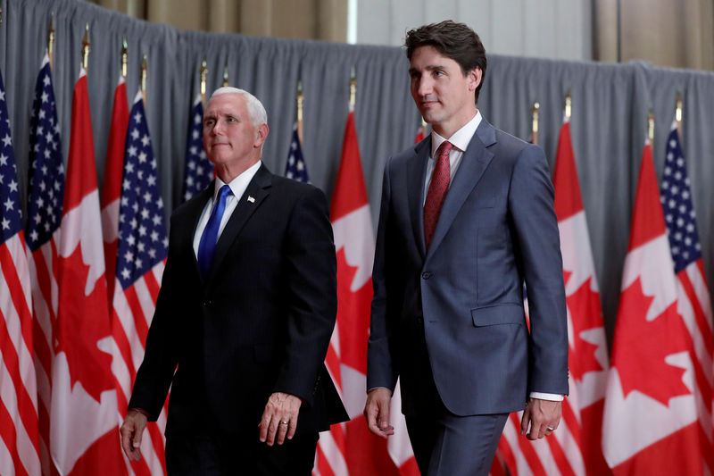 © Reuters. Vice-presidente dos Estados Unidos, Mike Pence, e primeiro-ministro do Canadá, Justin Trudeau, deixam entrevista coletiva em Ottawa