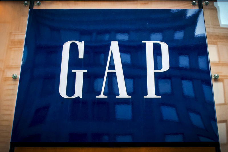 © Reuters. FILE PHOTO: The sign for a Gap store is seen on 5th avenue in midtown Manhattan in New York