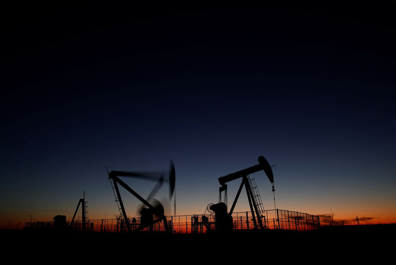 © Reuters. Oil pumps are seen after sunset outside Vaudoy-en-Brie