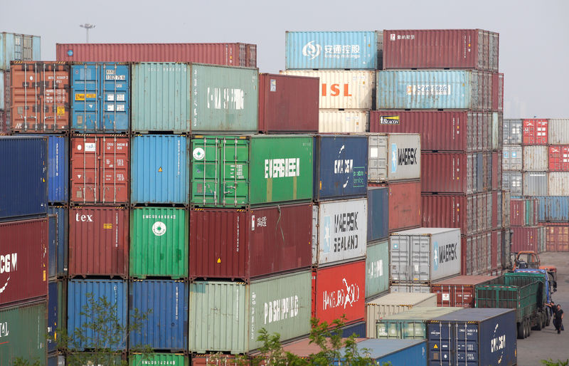 © Reuters. Containers are seen at a logistics center near Tianjin Port