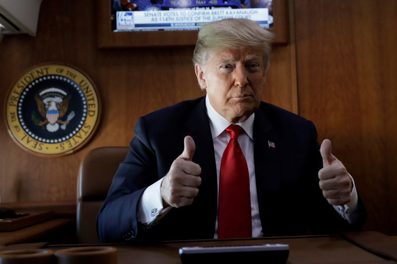 © Reuters. Imagen de archivo del presidente de Estados Unidos, Donald Trump, reaccionando después de que el Senado confirmó al juez Brett Kavanaugh a la Corte Suprema