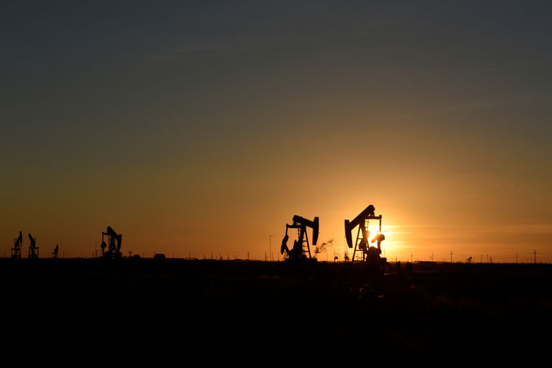 © Reuters. Станки-качалки на нефтяном месторождении в Мидленде