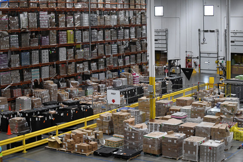 © Reuters. FOTO DE ARCHIVO: Productos apilados en estantes en el centro de cumplimiento de Amazon en Baltimore