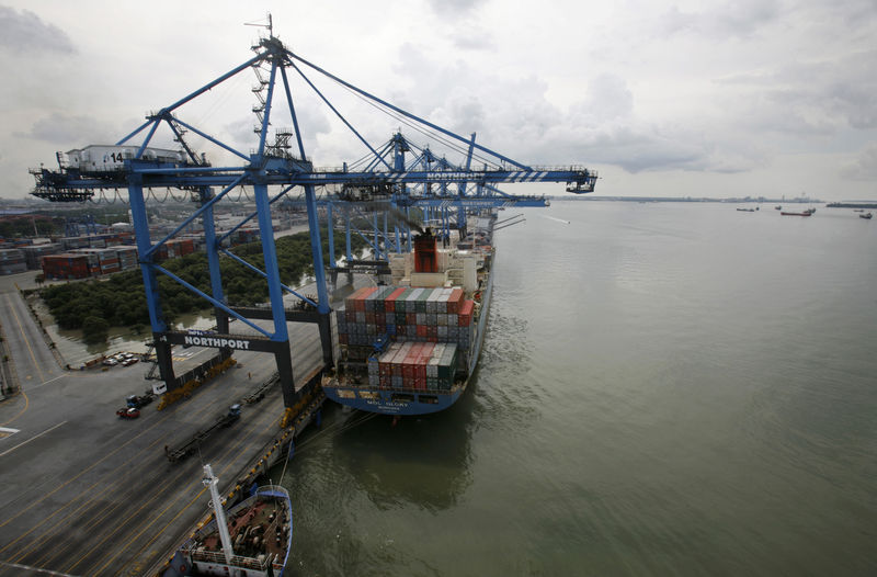 © Reuters. Container ship is anchored in Port Klang