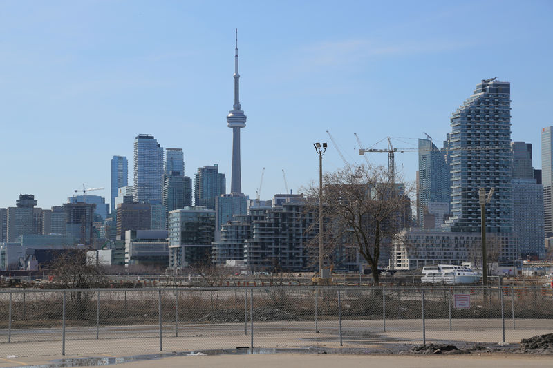 © Reuters. FILE PHOTO: The downtown skyline and CN Tower are seen past the eastern waterfront area of Toronto