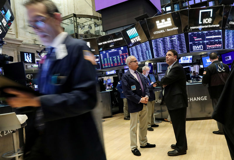 © Reuters. Traders work on the floor at the NYSE in New York