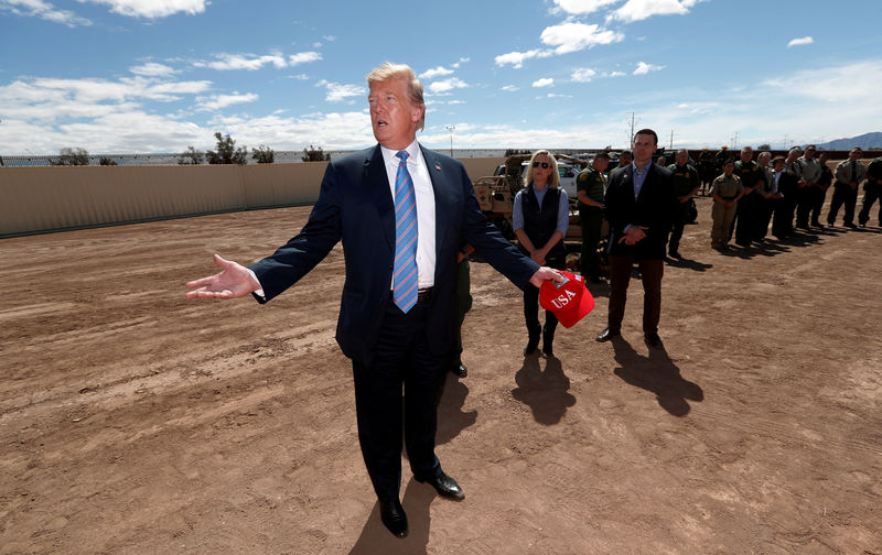 © Reuters. Presidente dos EUA, Donald Trump, visita fronteira do país com o México na Califórnia
