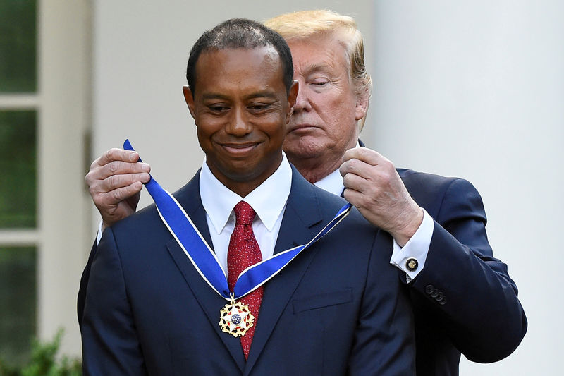 © Reuters. FILE PHOTO: Golfer Tiger Woods is awarded the Presidential Medal of Freedom at the White House in Washington
