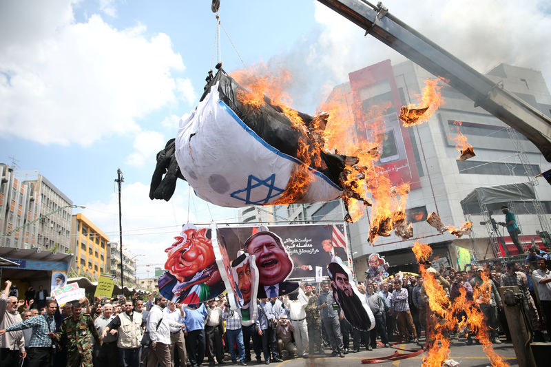 © Reuters. Iranianos queimam bandeira de Israel durante marcha do 