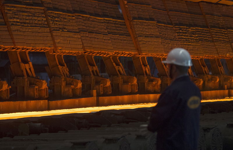 © Reuters. Рабочий на Новолипецком металлургическом комбинате НЛМК