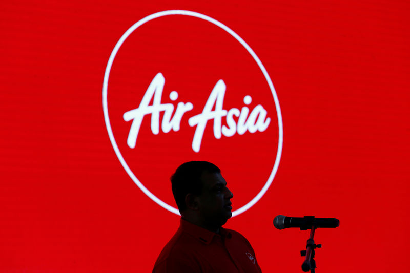 © Reuters. FILE PHOTO: AirAsia Group CEO Fernandes speaks during a news conference at AirAsia headquarters in Sepang