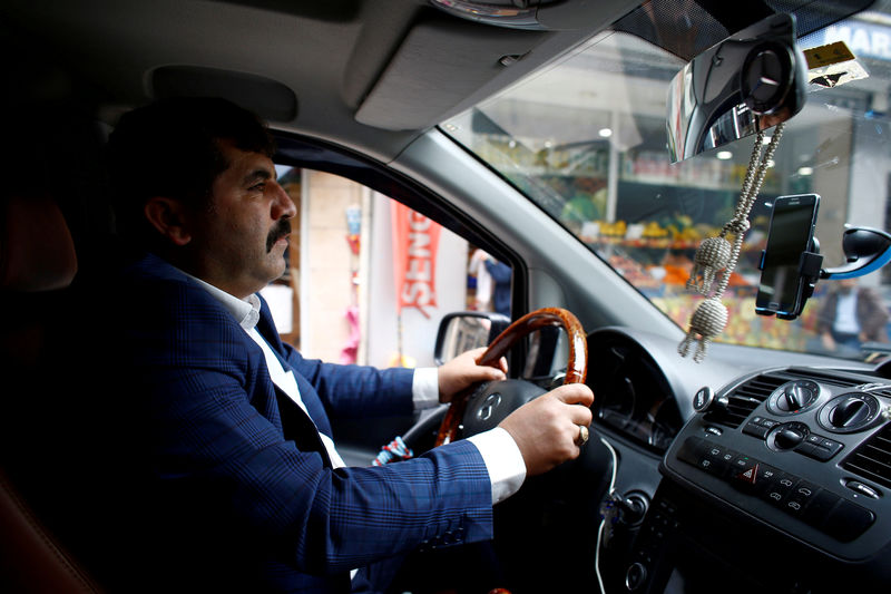 © Reuters. FILE PHOTO: Uber driver Irfan Er drives his car in Istanbul