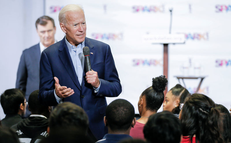 © Reuters. FILE PHOTO: Democratic 2020 U.S. Presidential candidate Joe Biden campaigns at the SPARK! educational center in Dallas