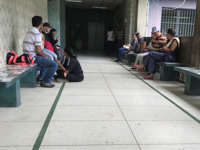 © Reuters. Foto de archivo. Personas espera en el pasillo del hospital José Gregorio en Caracas, Venezuela.