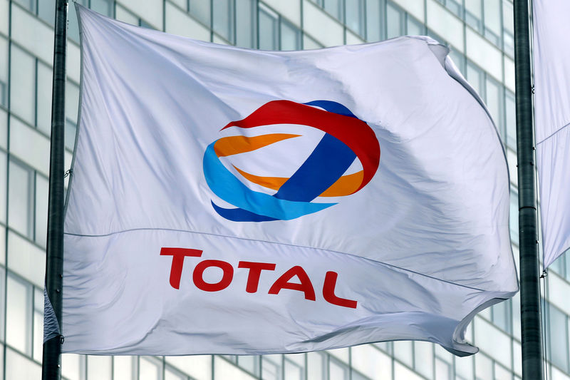 © Reuters. The logo of French oil giant Total is seen at La Defense business and financial district in Courbevoie