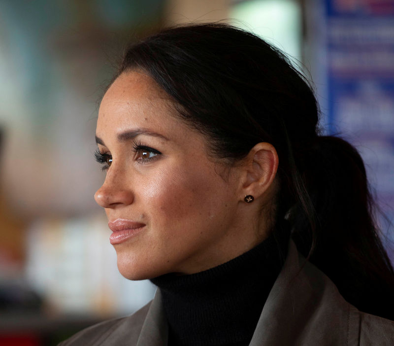 © Reuters. FILE PHOTO:  Prince Harry, The Duke of Sussex with Meghan Markle the Duchess of Sussex meet young people from a number of mental health projects operating in New Zealand, at the Maranui Cafe in Wellington