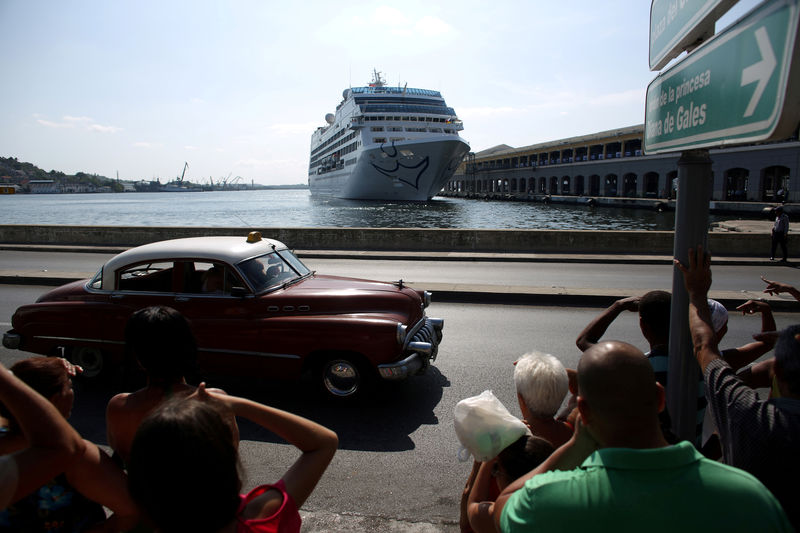 © Reuters. FILE PHOTO: People look at the arrival of U.S. Carnival cruise ship Adonia at the Havana bay, the first cruise liner to sail between the United States and Cuba since Cuba's 1959 revolution