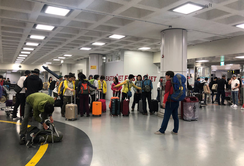 © Reuters. Tourists arrive at Jeju International Airport in Jeju on Jeju island