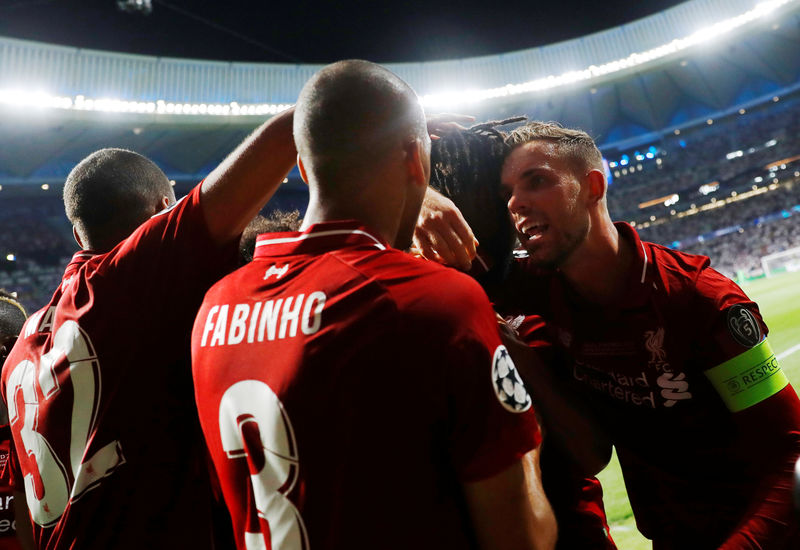 © Reuters. El atacante del Liverpool Divock Origi celbra con sus compañeros tras anotar el segundo gol del triunfo 2-0 sobre Tottenham Hotspur en la final de la Liga de Campeones de Europa, en Madrid