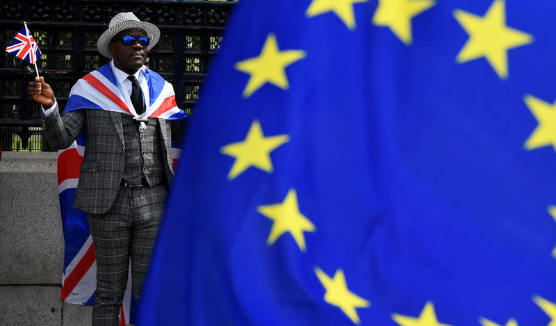 © Reuters. Foto de archivo. Un manifestante a favor del Brexit exhibe una bandera británica antes de las elecciones parlamentarias de la UE en Londres. Mayo 22, 2019.  REUTERS/Toby Melville